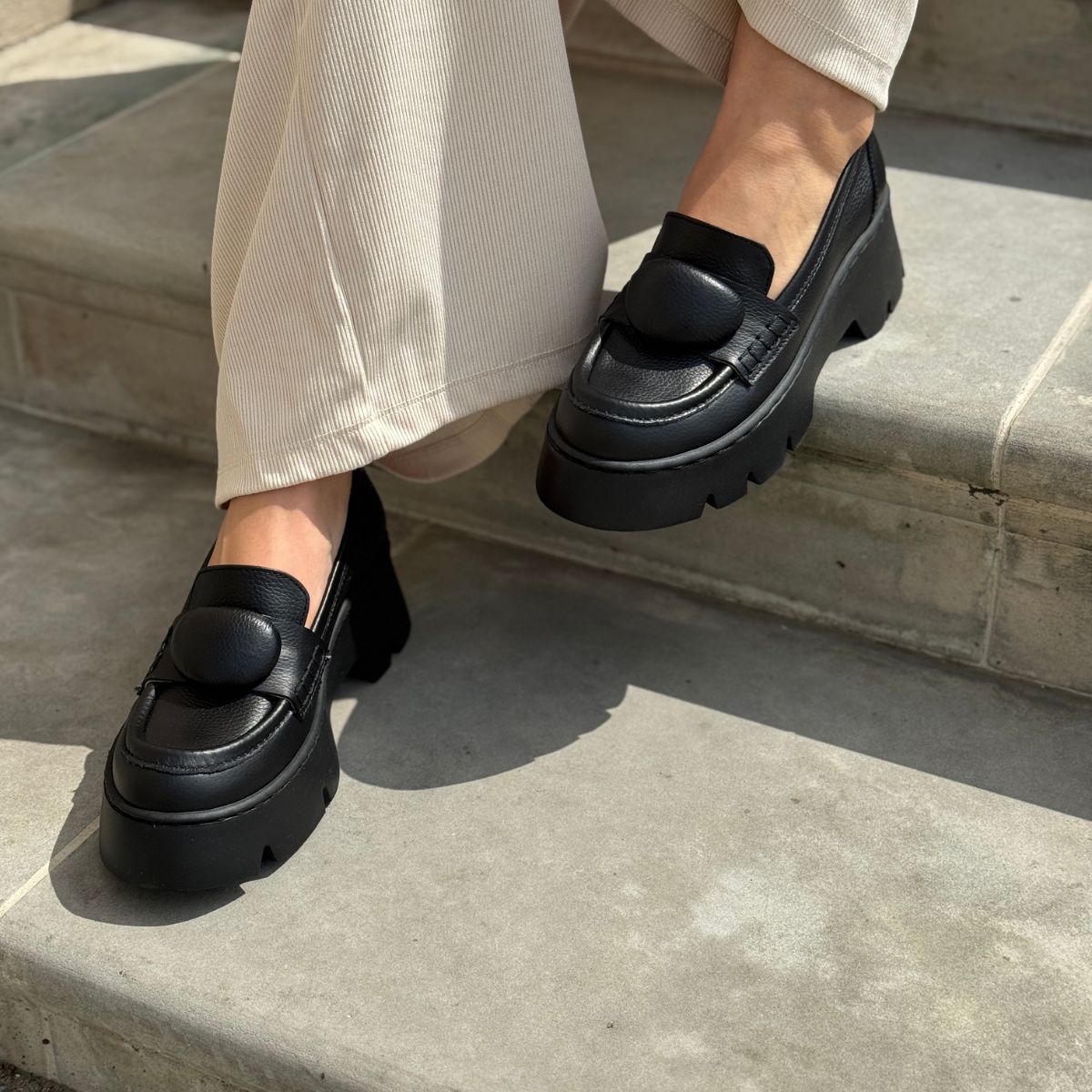 Jakie buty założyć do szerokich spodni?