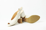 Klasyczne sandały damskie na słupku w kolorze beżowym Edeo 3332/221 