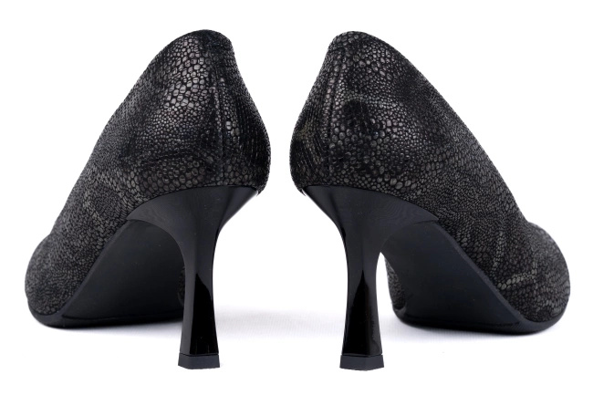  Skórzane szpilki damskie czarne Łukbut 21480-3-J-732 