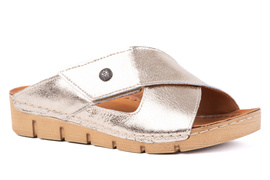 Płaskie klapki damskie w kolorze jasego złota Łukbut 14510-3-L-681